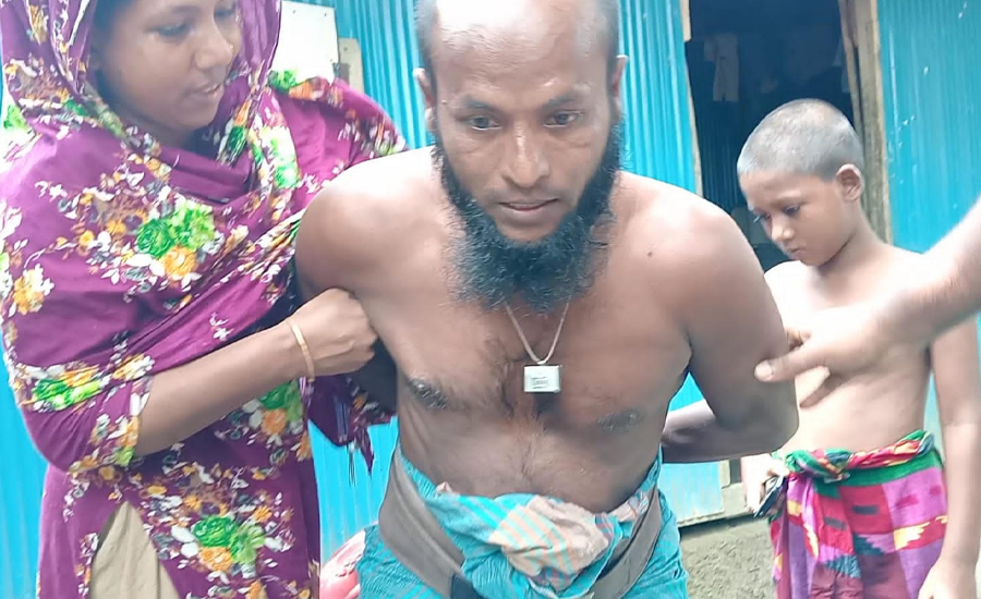 অর্থসংকটে মজিবুর, সন্তানদের নিয়ে মানবেতর জীবন যাপন