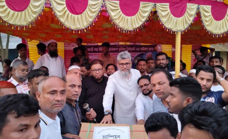 মুরাদনগরে কাজী শাহ মিনিবার ফ্রিজকাপ ফুটবল টুর্নামেন্টের ফাইনাল খেলা অনুষ্ঠিত 