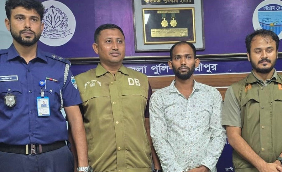 রামগঞ্জে জোড়া খুনের ঘটনার মূল হোতা পারভেজ পুলিশের হাতে গ্রেফতার