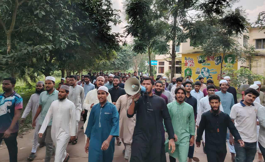 গাজীপুরে মাদ্রাসা ছাত্রী ধর্ষণের ঘটনায় হিন্দু যুবকের ফাঁসির দাবিতে কুবিতে মানববন্ধন