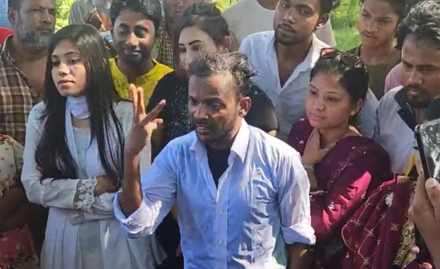 দুধ দিয়ে গোসল করে রিয়া মনিকে তালাক দিলেন হিরো আলম