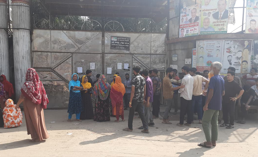 গাজীপুরে বকেয়া বেতনের দাবিতে ১০ ঘন্টা ধরে আঞ্চলিক সড়ক শ্রমিক অবরোধ