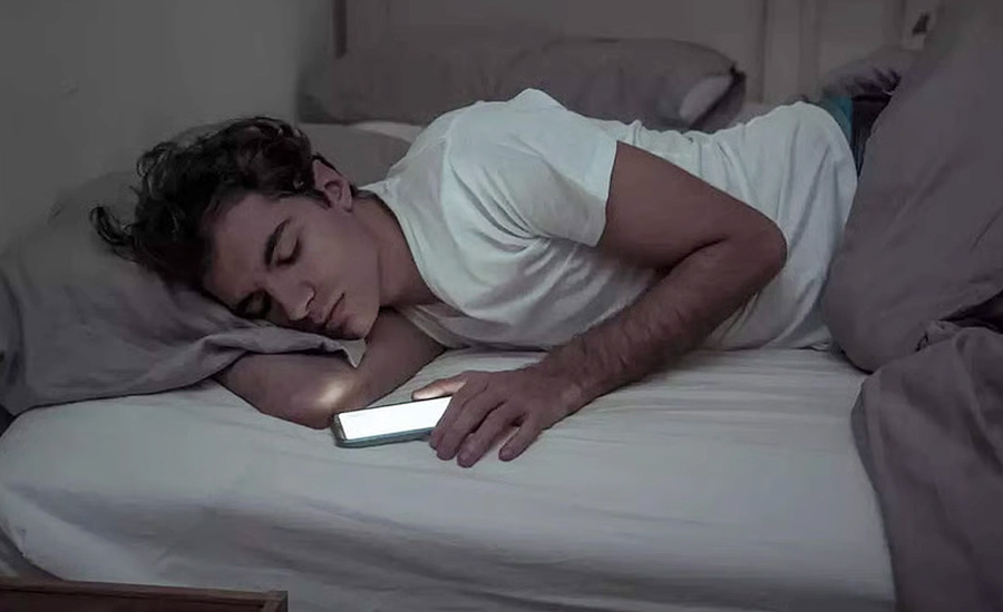 যেসব জায়গায় ফোন রাখলেই বাড়ে ক্যানসারের ঝুঁকি