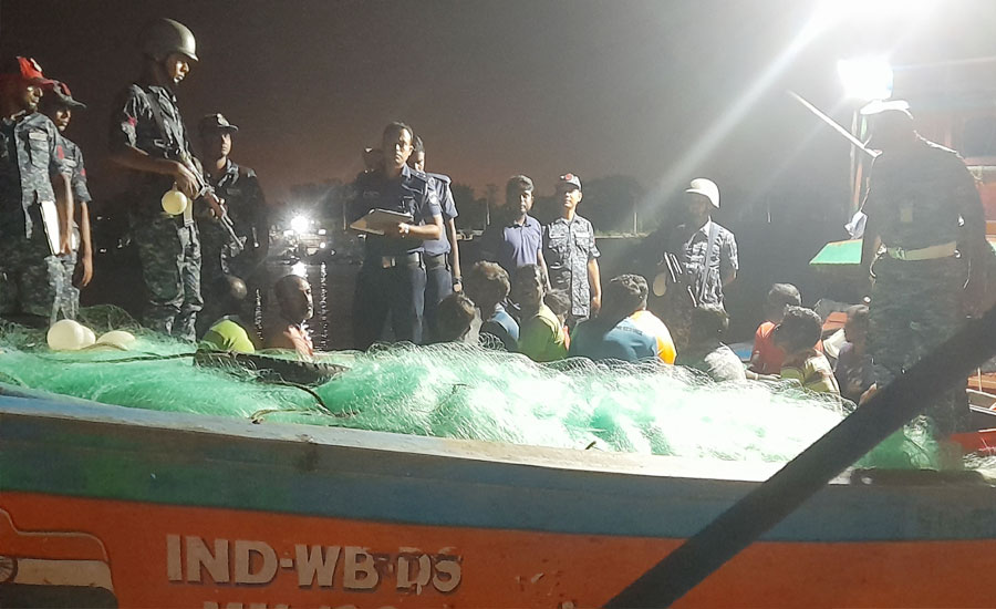 বাংলাদেশি জলসীমা থেকে মাছ শিকারের  অপরাধে ১৪ ভারতীয় জেলে আটক