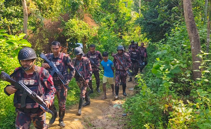 টেকনাফের গহীন পাহাড়ে বিজিবির অভিযান, অস্ত্রসহ মানবপাচারকারী আটক