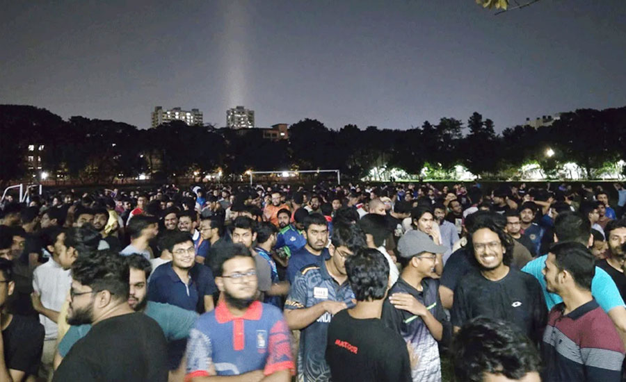 গভীর রাতে উত্তাল ঢাবি, বুয়েট শিক্ষার্থীর শাস্তি দাবি