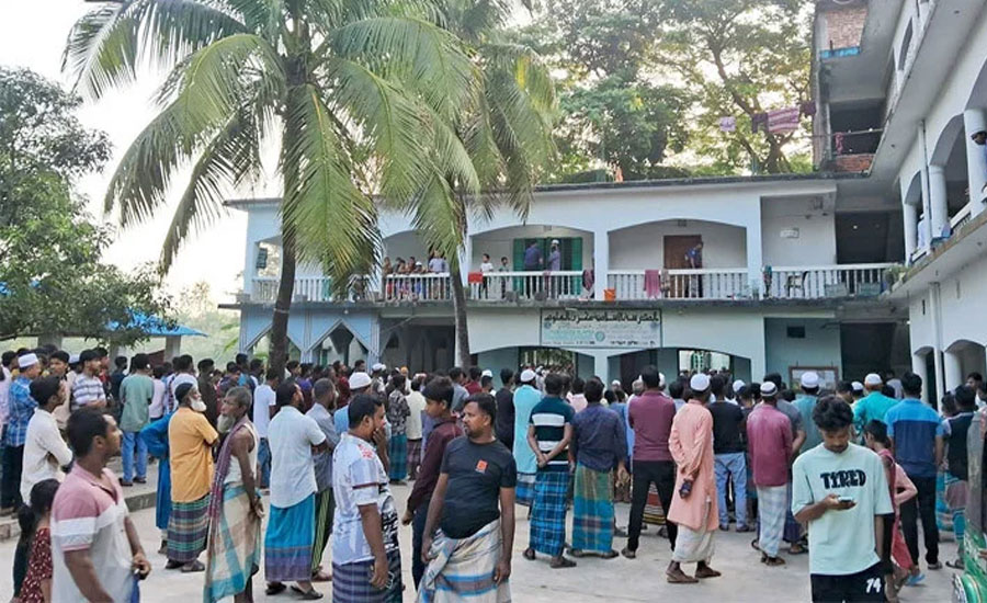 টুপি নিয়ে কথা-কাটাকাটি, ঘুমন্ত সহপাঠীকে গলা কেটে হত্যা