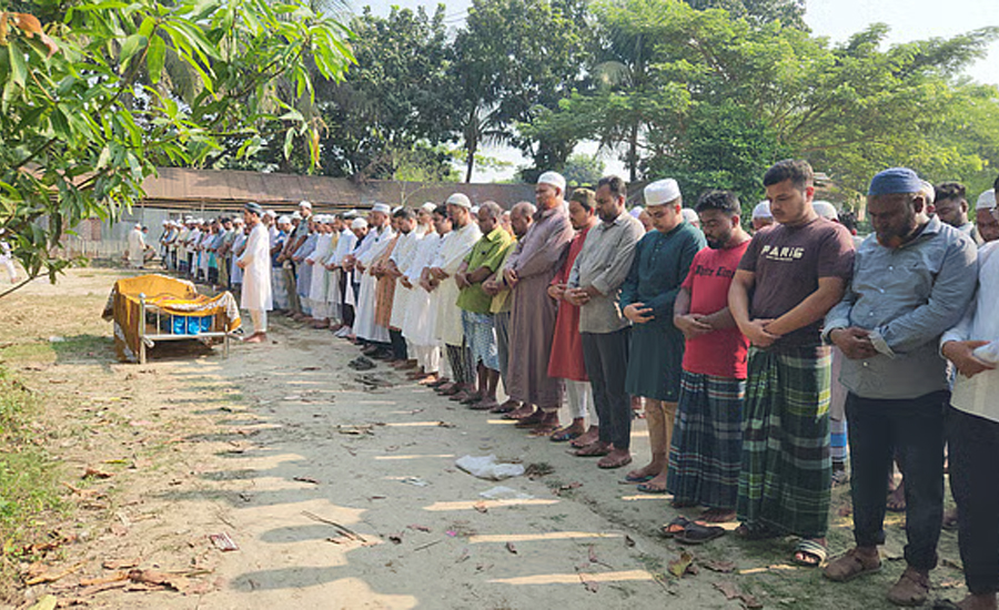 ‘বাবা ঘুমাচ্ছে মা, তুমি কান্না করো না’, দাফন শেষে কালামের বাড়িতে আহাজারি