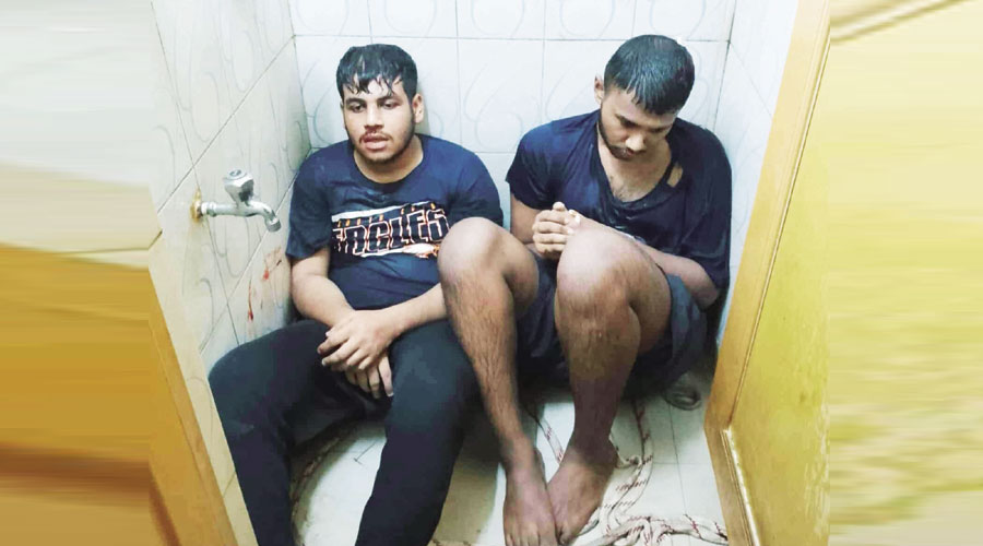 ছবি : ড্যাফোডিল ইউনিভার্সিটির দুই শিক্ষার্থীকে ওয়াশরুমে আটকে নির্যাতন চালায় সিটি ইউনিভার্সিটির শিক্ষার্থীরা। 