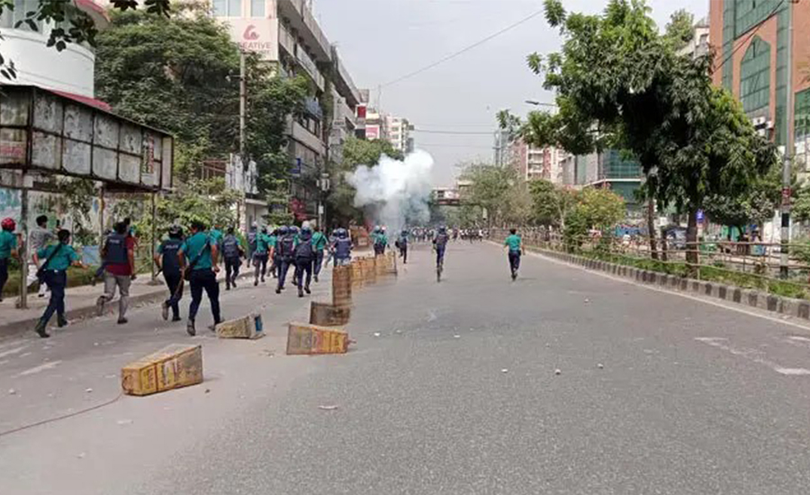 ধানমন্ডি আইডিয়াল কলেজের শিক্ষার্থীদের সঙ্গে পুলিশের সংঘর্ষ