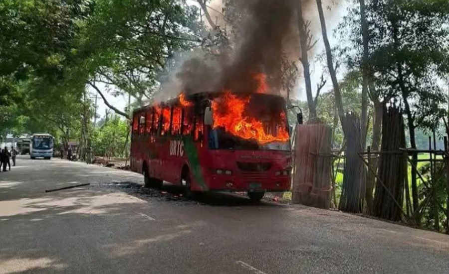 ঢাকা বরিশাল মহা সড়কের উজিরপুর বিআরটিসি বাসে ভয়াবহ অগ্নিকাণ্ড 