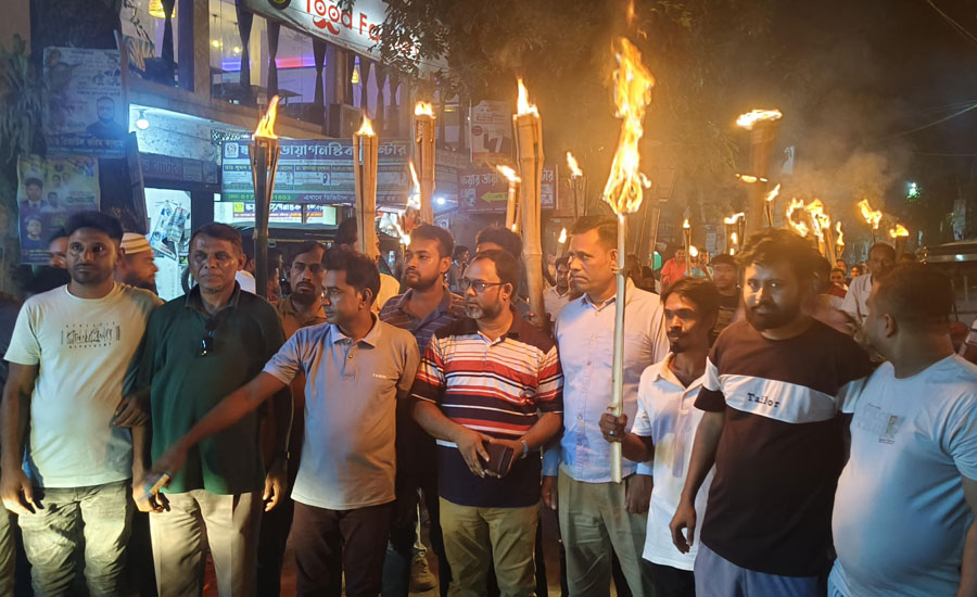 আলফাডাঙ্গায় আ'লীগের সমন্বয়ে বিএনপির কমিটি বাতিলের দাবিতে বিক্ষোভ, সড়ক অবরোধ ও মশাল মিছিল