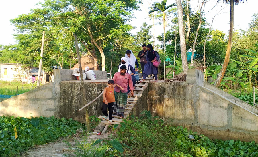 ব্রিজে পথ নেই, ভোগান্তিতে এলাকাবাসী ও শিক্ষার্থীরা