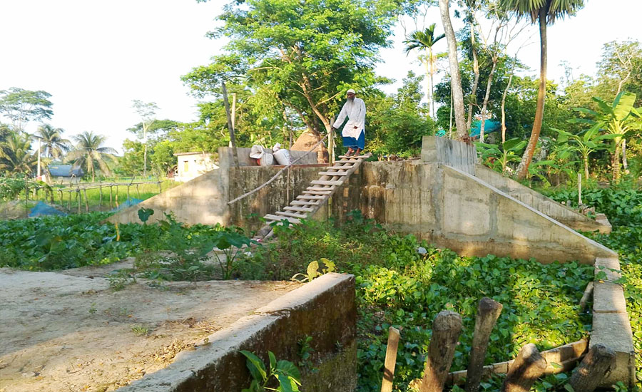 ব্রিজে পথ নেই, ভোগান্তিতে এলাকাবাসী ও শিক্ষার্থীরা