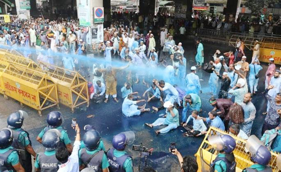 এবতেদায়ী শিক্ষকদের মিছিলে পুলিশের জলকামান, সাউন্ড গ্রেনেড নিক্ষেপ