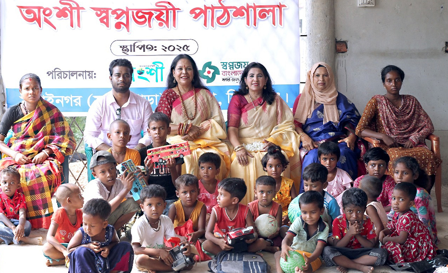 তাড়াশে আদিবাসী সুবিধাবঞ্চিত শিশুদের খেলনা সামগ্রী বিতরণ