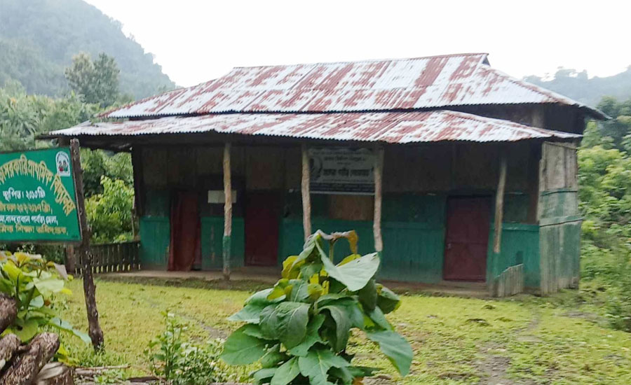 রুমার পাহাড়ে প্রাথমিক শিক্ষা সংকটে: শিক্ষক নেই শ্রেণিকক্ষে, হারাচ্ছে শিশুরা জিপিএ–৫–এর স্বপ্ন! 