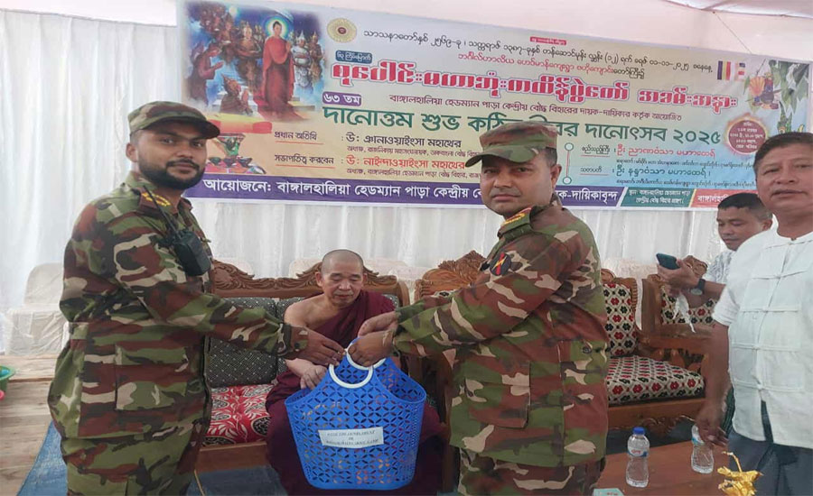বাঙ্গালহালিয়া হেডম্যান পাড়ায় কঠিন চীবর দান উৎসব সম্পন্ন 