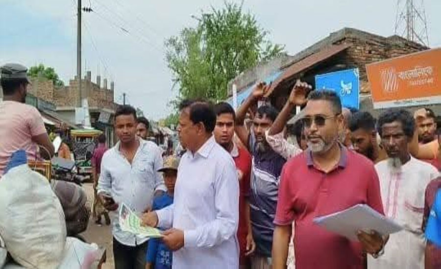 পাইকগাছার চাঁদখালীতে এ্যাড. মোমরেজুল ইসলামের ৩১ দফার লিফলেট বিতরণ ও গণসংযোগ