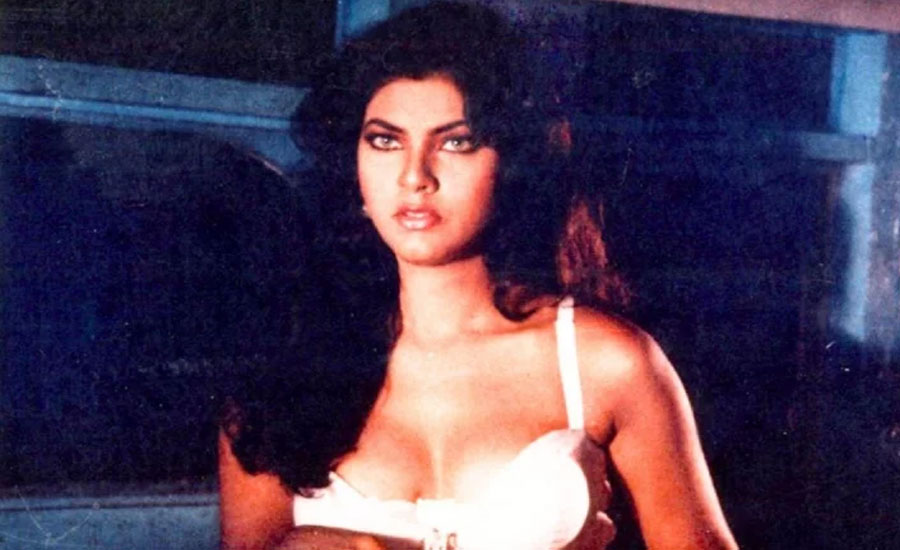 দুই মিনিটের বিতর্কিত দৃশ্য দিয়ে আলোচনায়, নীরবেই সরে গেলেন অভিনেত্রী