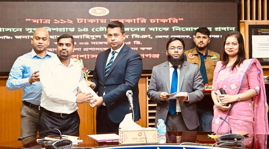 ১১২ টাকায় ১৪ জনকে চাকরি দিলেন নারায়ণগঞ্জের ডিসি 