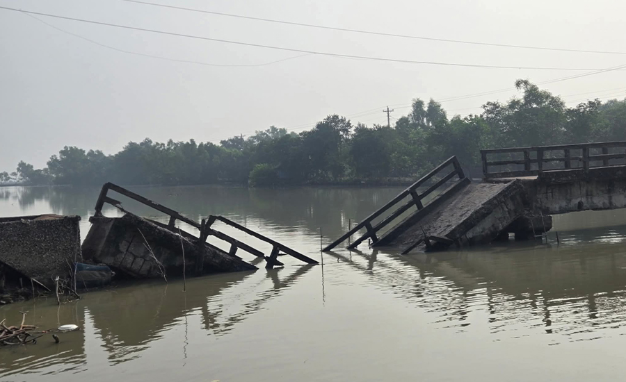 পাইকগাছায় ব্রিজ ভেঙে খালে, চরম দুর্ভোগে এলাকাবাসীর