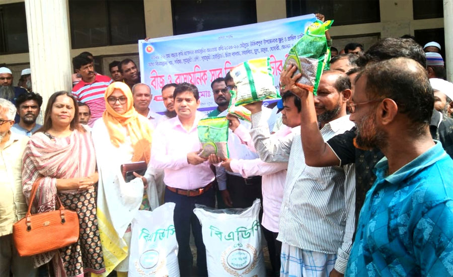 উজিরপুরে প্রান্তিক কৃষকদের মাঝে রাসায়নিক  সার ও বীজ বিতরন করেন উপজেলা নির্বাহী কর্মকর্তা 