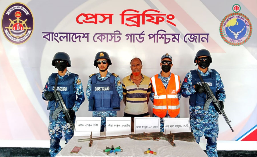 সুন্দরবন থেকে অস্ত্র ও গুলিসহ বনদস্যু দুলাভাই বাহিনীর সদস্য আটক