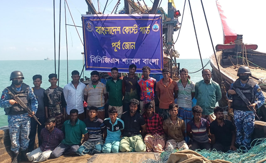 সেন্টমার্টিন সাগরে কোস্ট গার্ডের অভিযানে অবৈধ ট্রলিং বোটসহ ১৯ জেলে আটক
