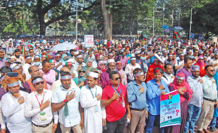 ২ উপদেষ্টার পদত্যাগ দাবি, শহীদ মিনারে প্রাথমিকের শিক্ষকেরা