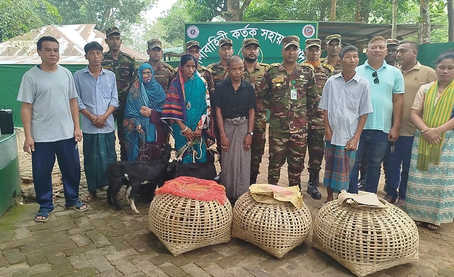কাপ্তাই সেনাজোন কর্তৃক ৩০টি পরিবারকে বিনামূল্যে ব্ল্যাক-বেঙ্গল ছাগল, হাঁস ও মুরগী বিতরণ