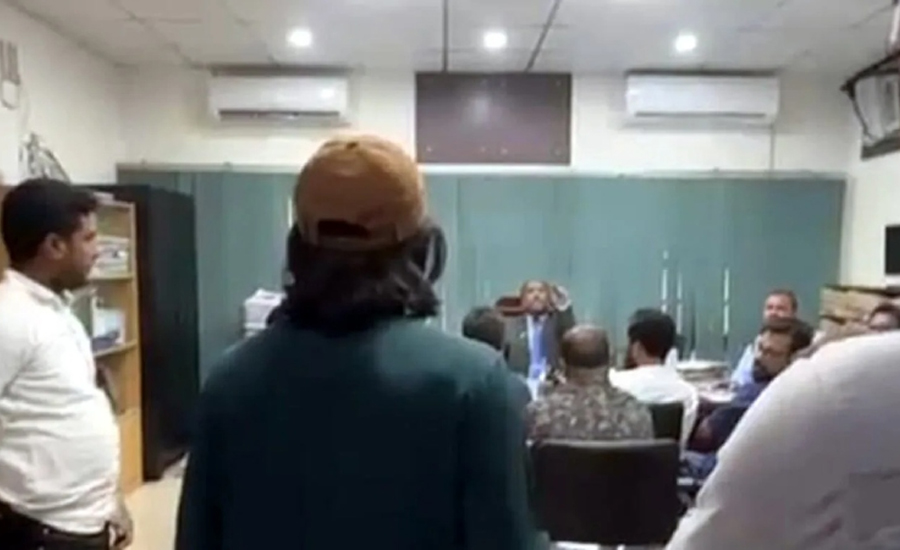 ‘এই বেয়াদব ছেলে, কিসের চিঠি আটকায় রাখছি’— রাকসুর জিএসকে বললেন রেজিস্ট্রার