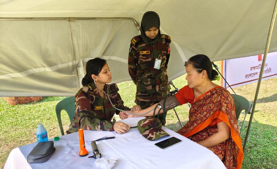দুর্গম হারাঙ্গীপাড়ায় সেনাবাহিনীর বিনামূল্যে চিকিৎসাসেবা