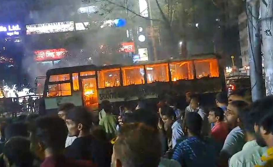 ধানমন্ডির ল্যাবএইড হাসপাতালের সামনে বাসে আগুন