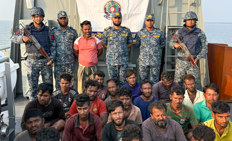 বঙ্গোপসাগরে ট্রলারসহ ২৪ জেলেকে উদ্ধার করেছে  নৌবাহিনী