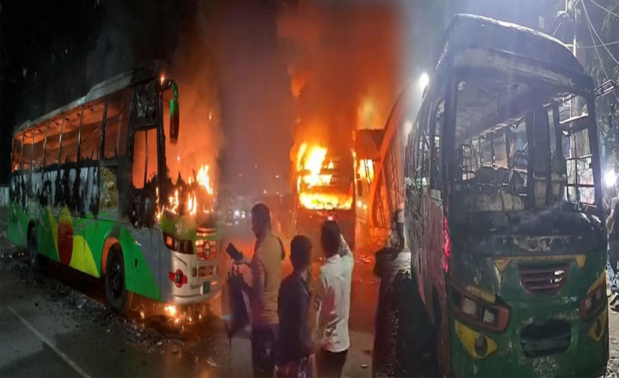 মধ্যরাতে রাজধানীতে তিন বাস ও প্রাইভেটকারে আগুন