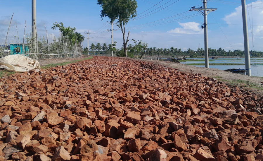 পাইকগাছায় নিম্নমানের ইট দিয়ে সড়ক সংস্কার হলেও কর্তৃপক্ষ নীরব