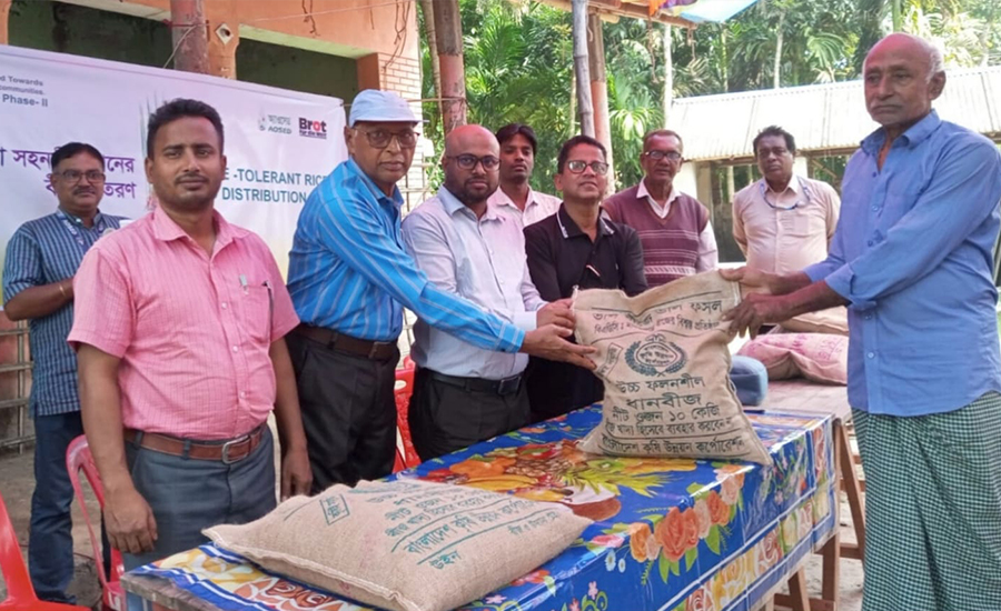 পাইকগাছায় কৃষকদের মাঝে বিনামূল্যে বোরো ধানের বীজ বিতরণ 