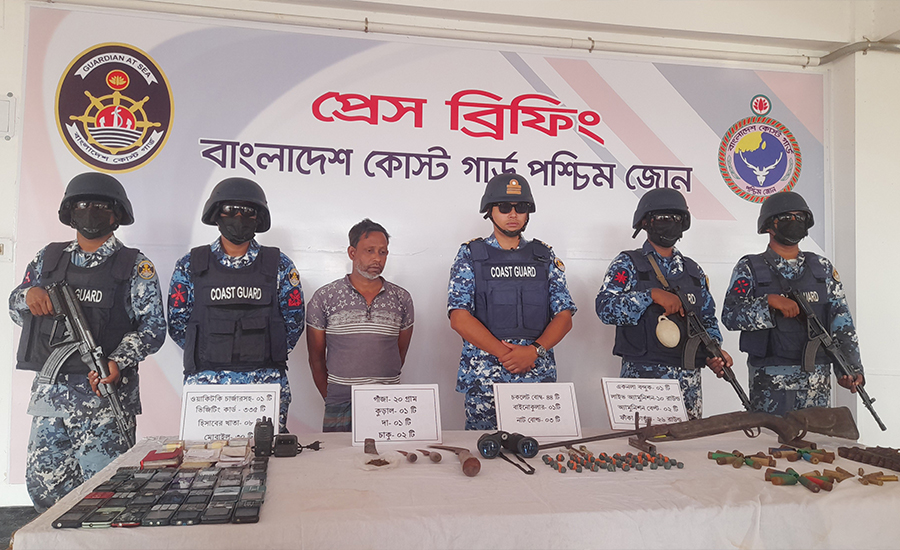 সুন্দরবনে অস্ত্র ও গুলিসহ বনদস্যু দুলাভাই বাহিনীর সহযোগী আটক