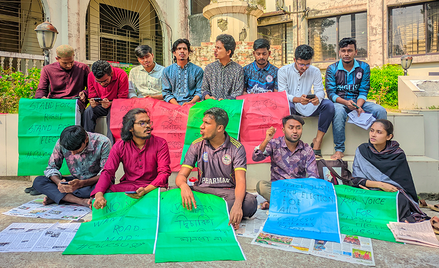 কুকসু নির্বাচনের সুনির্দিষ্ট রোডম্যাপের দাবিতে শিক্ষার্থীদের অবস্থান কর্মসূচি