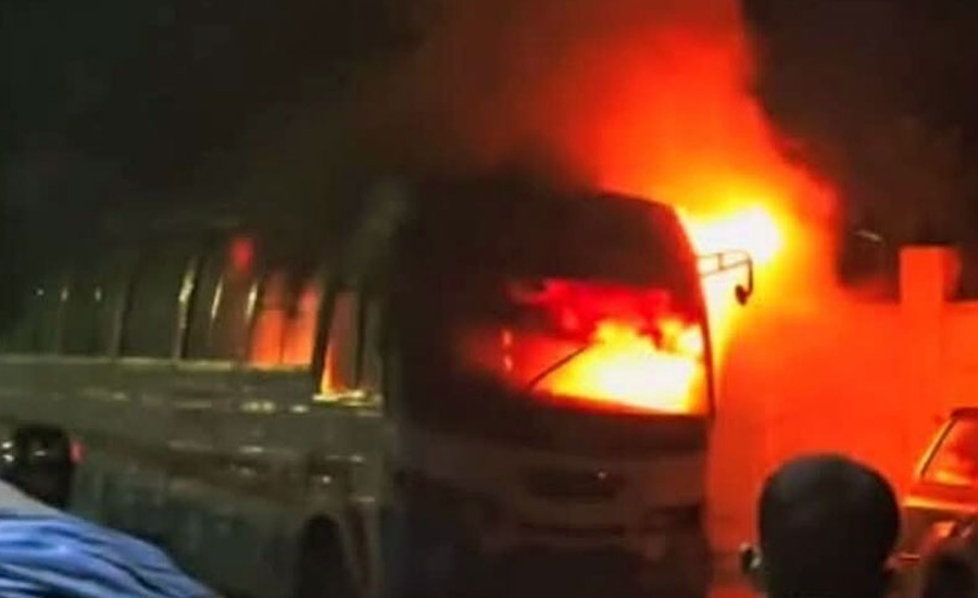 রাজধানীতে আবারও বাসে আগুন