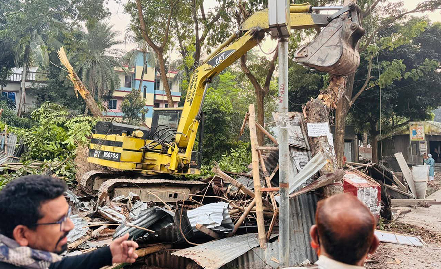 আলফাডাঙ্গায় উচ্ছেদ অভিযানের মধ্য দিয়ে ৪৩ বছর পর সরকারি জায়গা উদ্ধার 