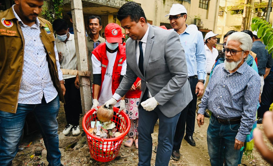 সরকারি হাসপাতালে পরিচ্ছন্নতায় ডিসি নিজেই মাঠে