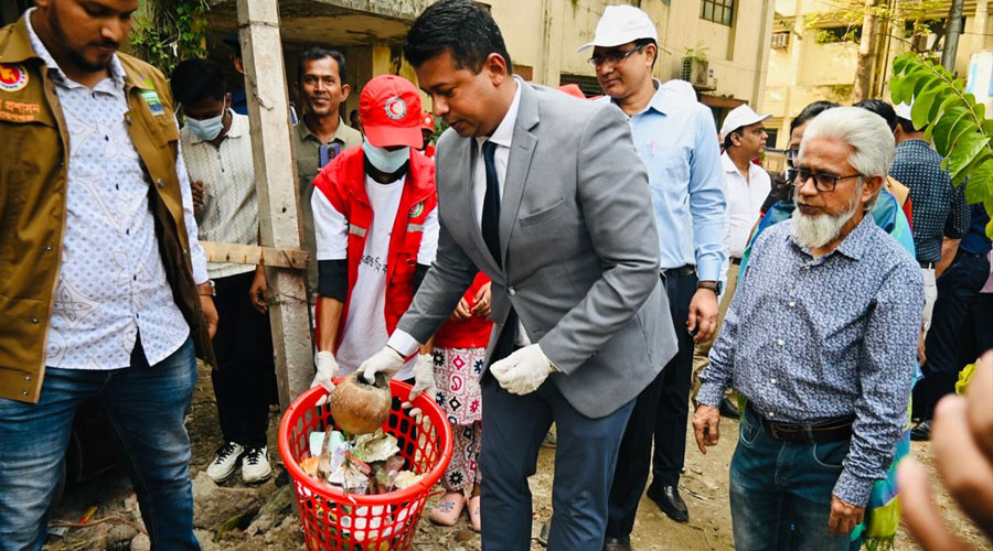 সরকারি হাসপাতালে পরিচ্ছন্নতায় ডিসি নিজেই মাঠে
