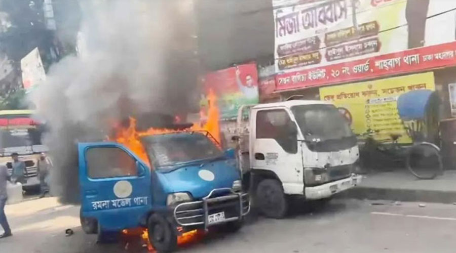 রমনা থানার সামনে পুলিশের গাড়িতে আগুন, উত্তরায় মাইক্রোবাসে