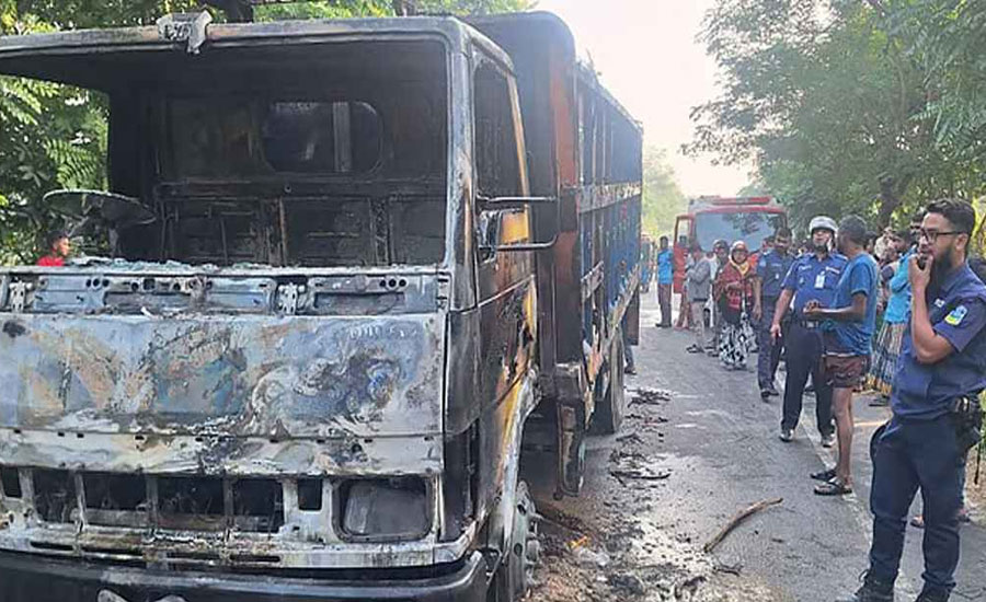 পদ্মা সেতুর সামনে এক্সপ্রেসওয়ে অবরোধ, ট্রাকে আগুন ও বাস ভাঙচুর