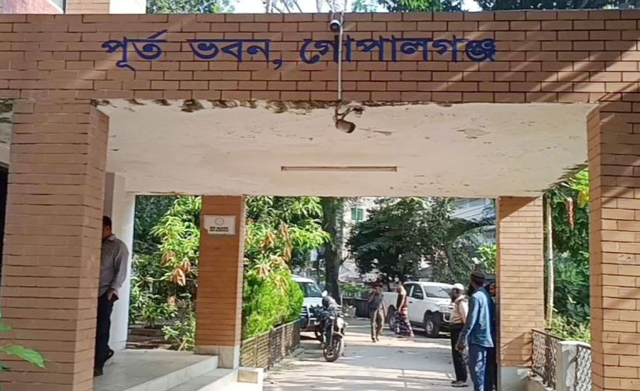 গোপালগঞ্জে গণপূর্ত অফিসে পেট্রলবোমা নিক্ষেপ, গাড়িতে আগুন