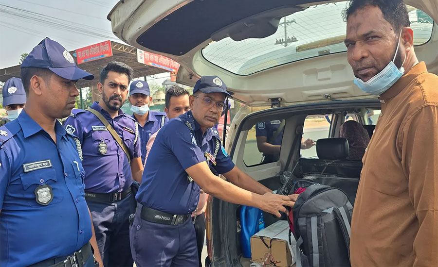 আমিনবাজারে পুলিশের চেকপোস্ট, কঠোর নজরদারি