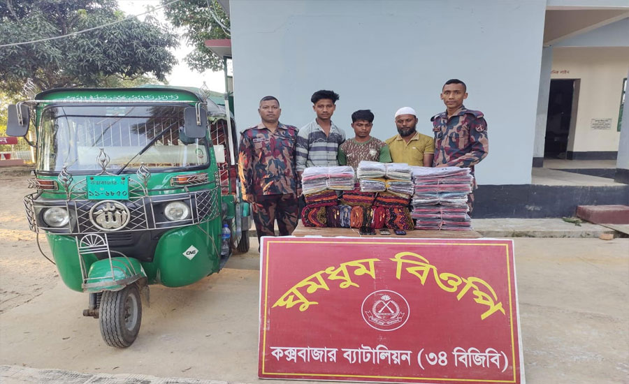 ঘুমধুম সীমান্তে চোরাই কাপড় ও সিএনজিসহ আটক ৩