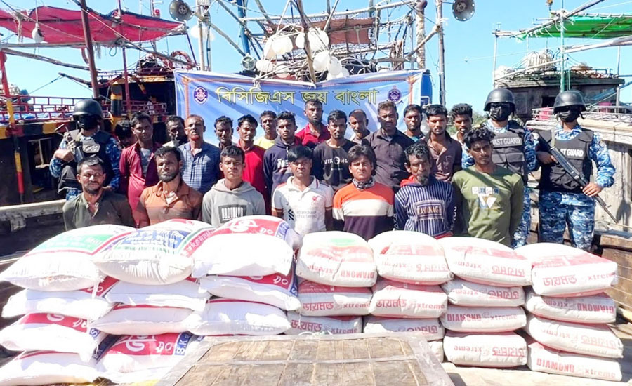 কোস্ট গার্ডের অভিযানে মিয়ানমারগামী বিপুল খাদ্য ও নির্মাণ সামগ্রীসহ আটক ২২